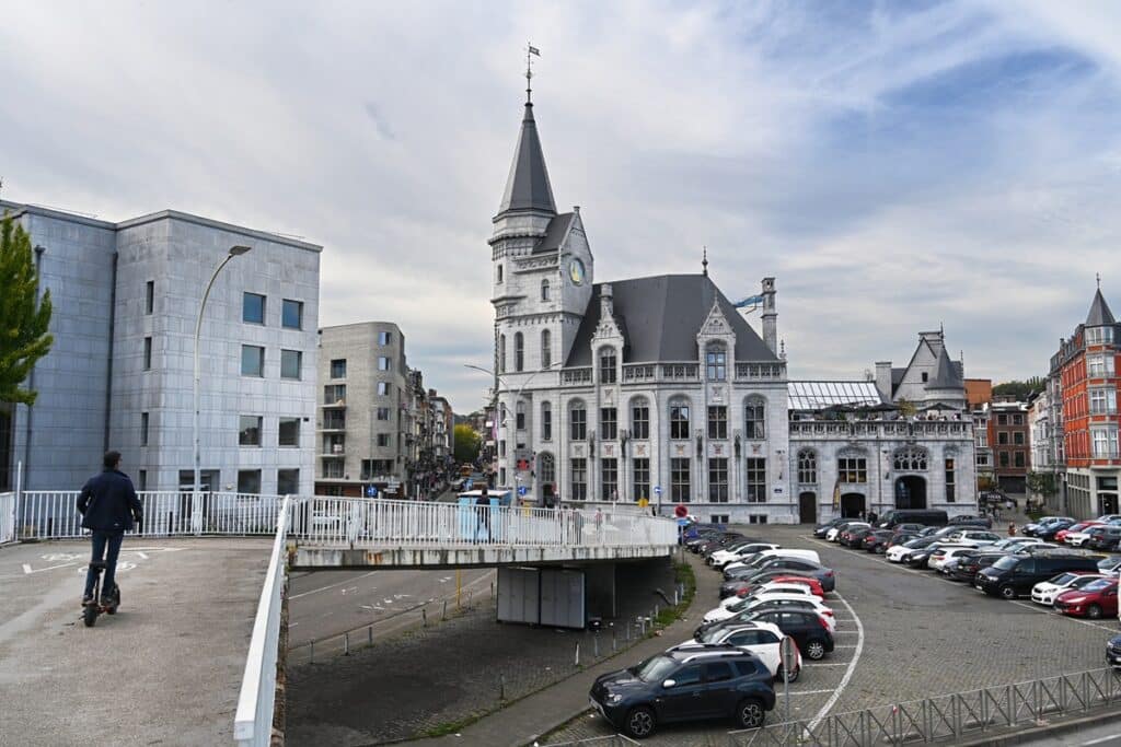 voitures garés sur un parking gratuit à Liège