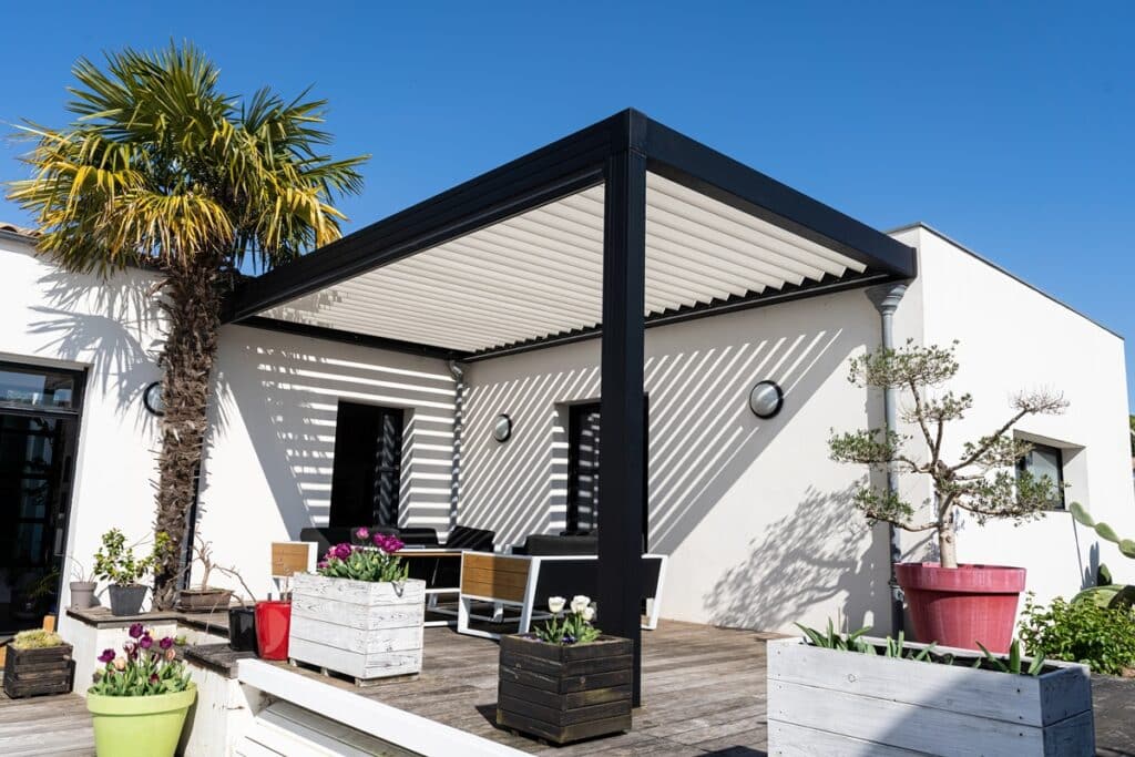 terrasse ombragée grace à une pergola
