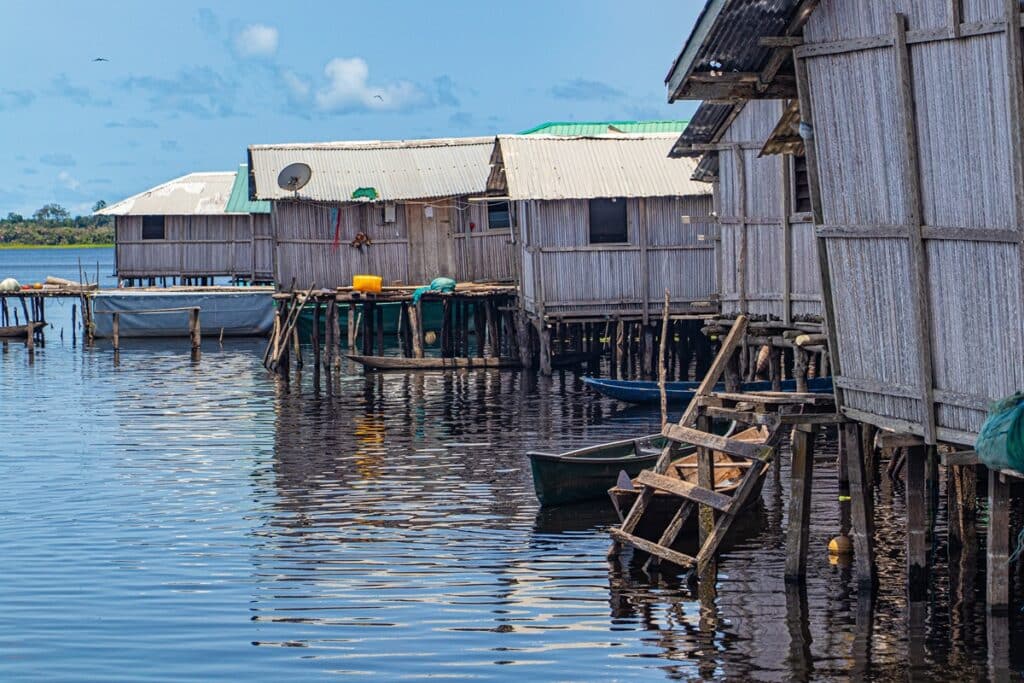 maisons sur pilotis à Nzulezo