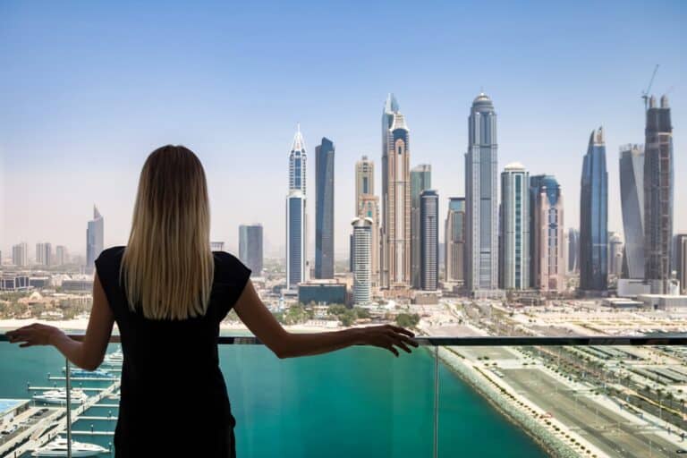 femme à la terrasse d'un appartement à Dubaï