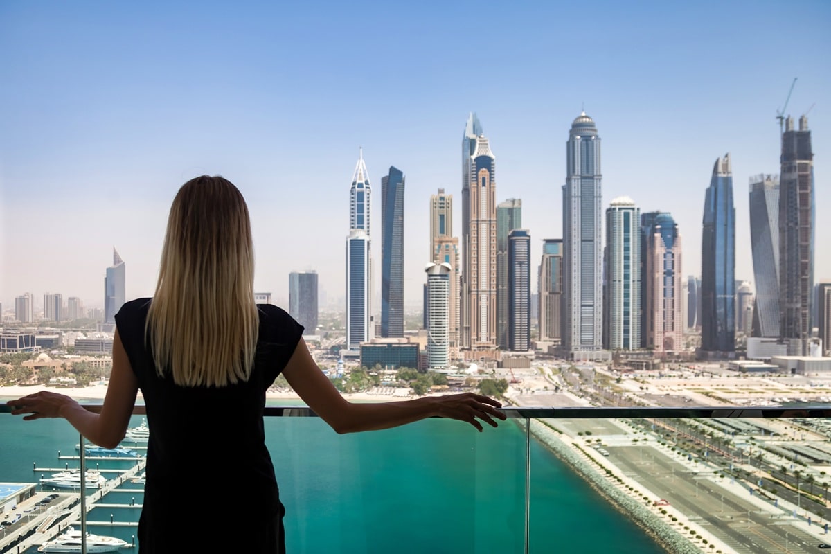 femme à la terrasse d'un appartement à Dubaï