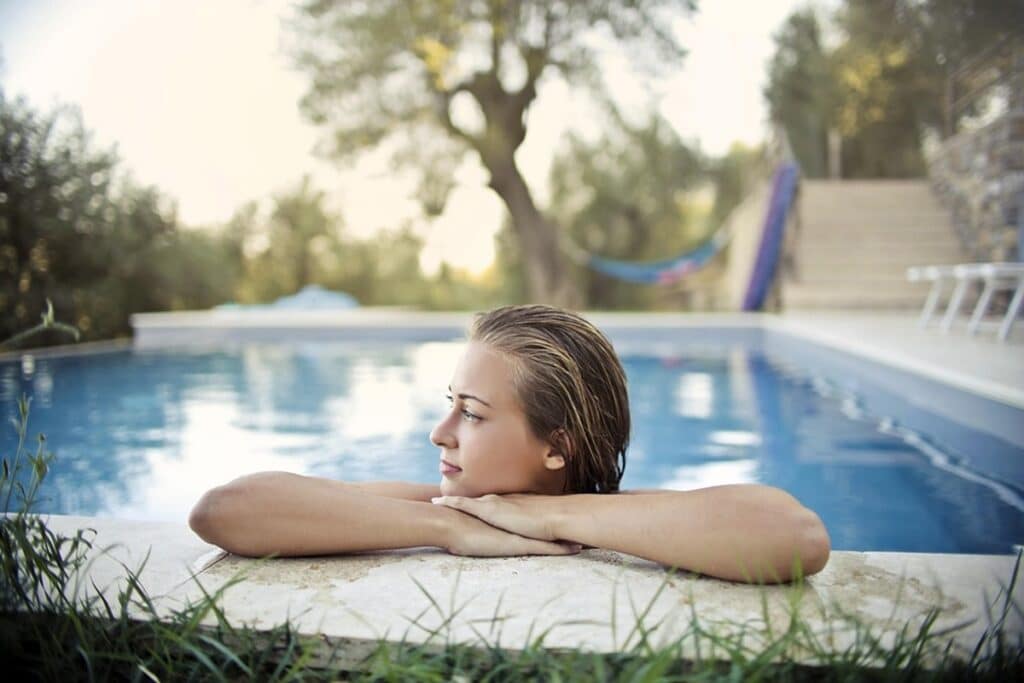 Éloigner les guêpes de son coin piscine