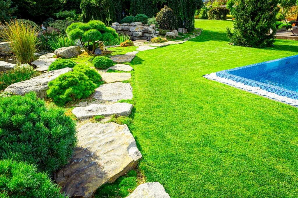 magnifique jardin aménagé avec une belle pelouse à Moudon en Suisse