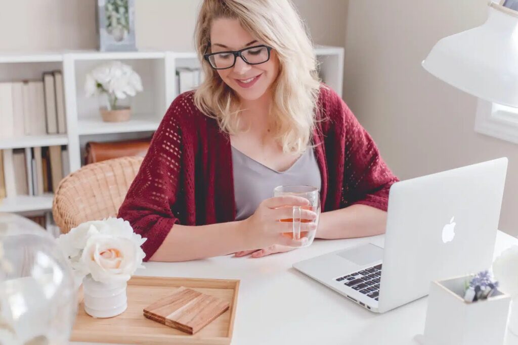 femme travaillant dans son bureau sur mesure à domicile