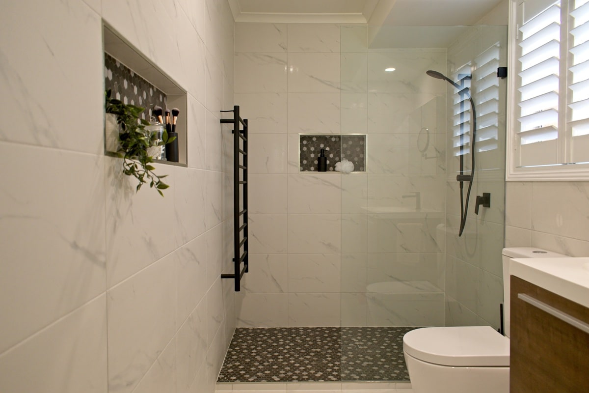 petite salle de bain avec douche et parois en verre