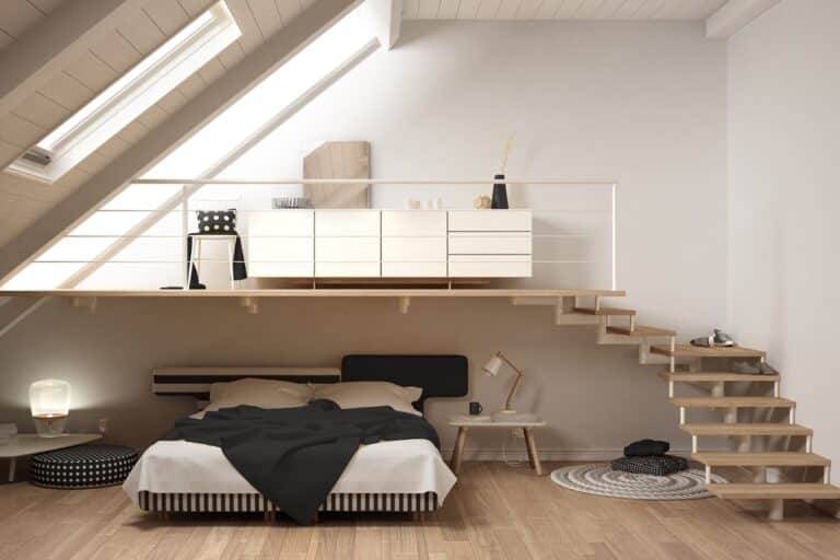 plateforme surélevée dans une chambre avec coin bureau