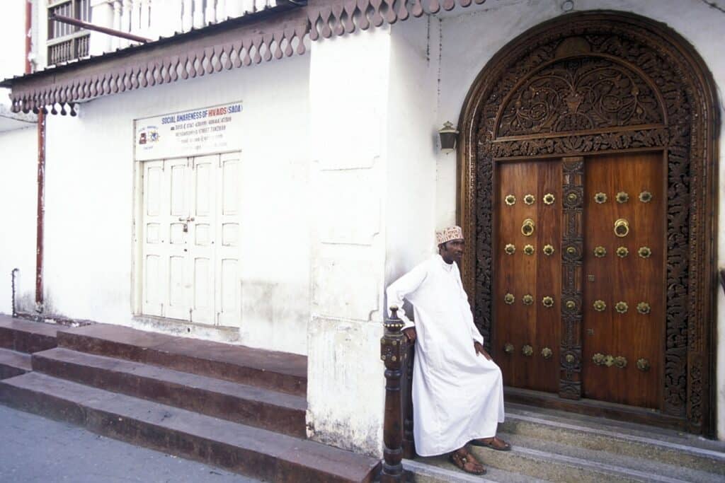 rue de Stone Town avec porte en bois