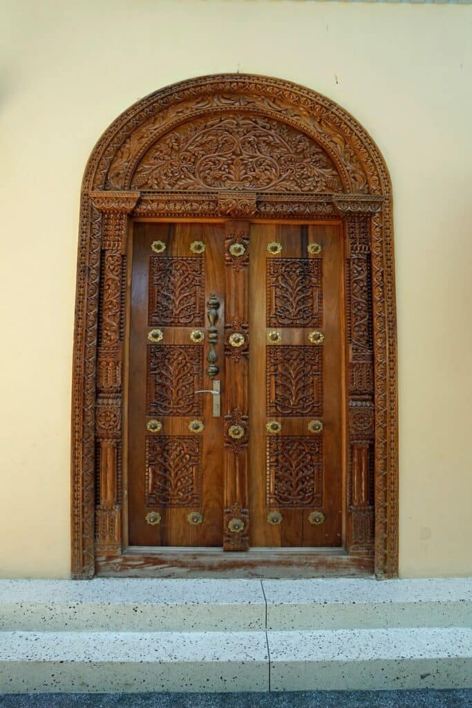 porte en bois sculpté à Stone Town