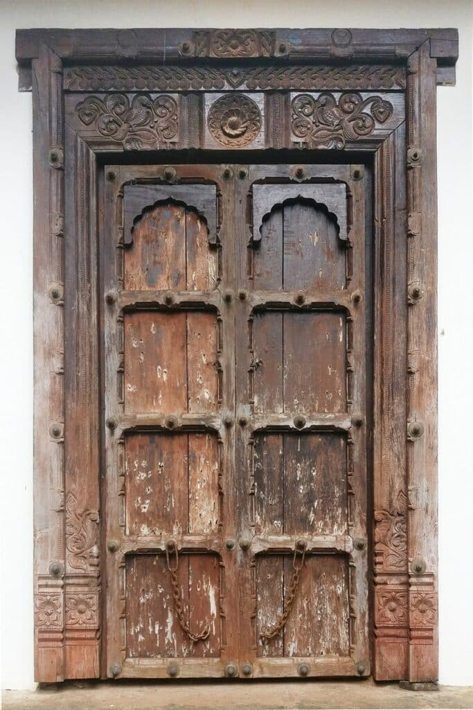 porte en bois sculpté à Stone Town