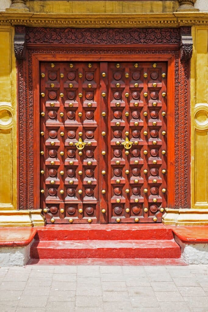belle porte en bois sculpté à Stone Town