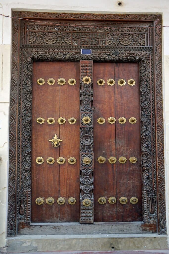 porte en bois sculpté à Stone Town