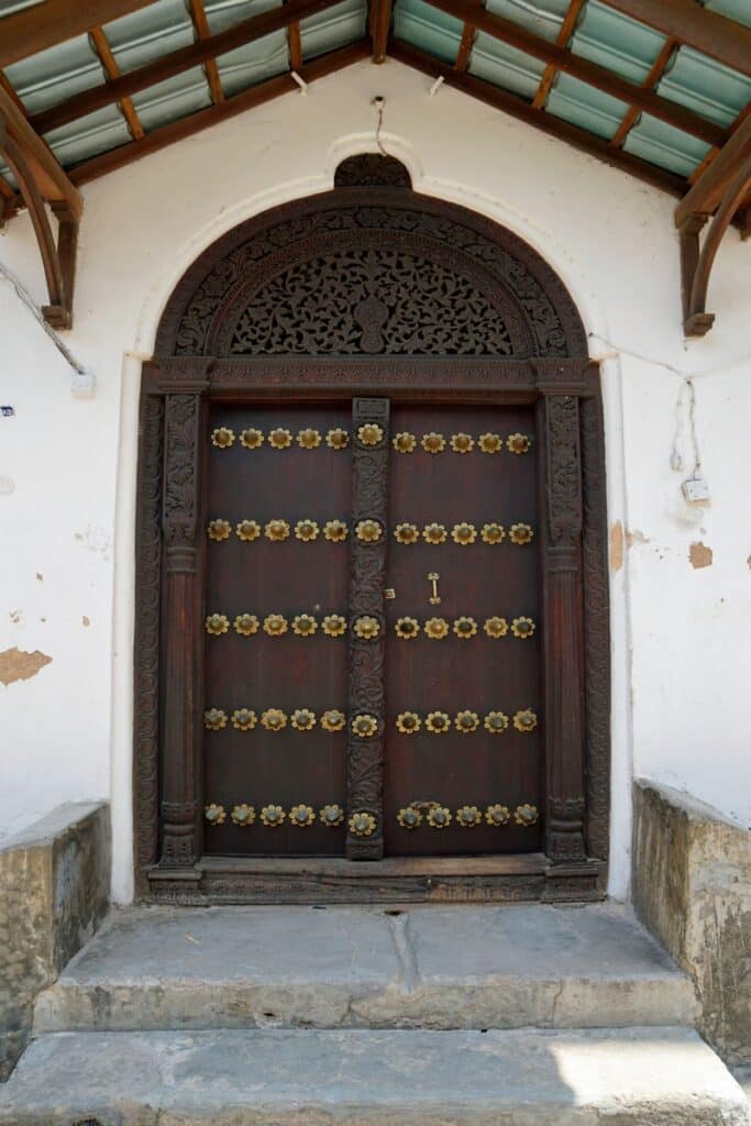 porte en bois traditionnelle à Stone Town