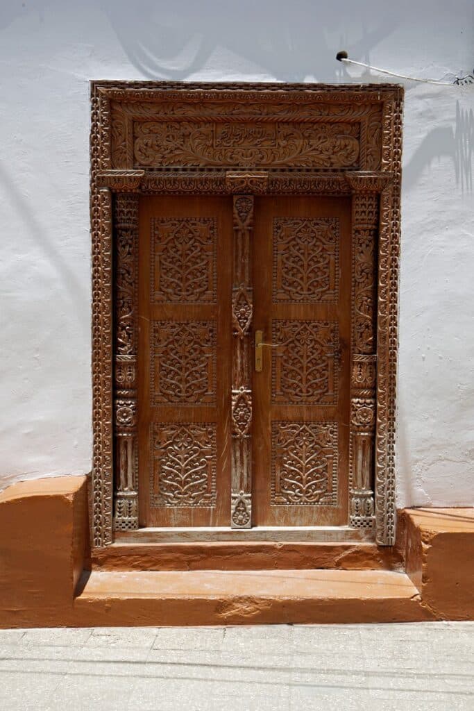 porte en bois sculpté à Stone Town