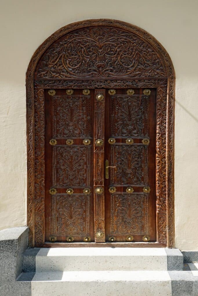 porte en bois sculpté à Stone Town
