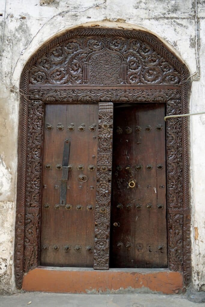 porte en bois sculpté à Stone Town