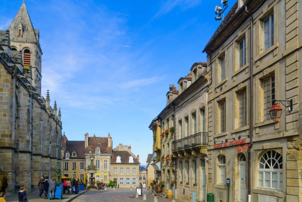 rue dans la ville d'Autun