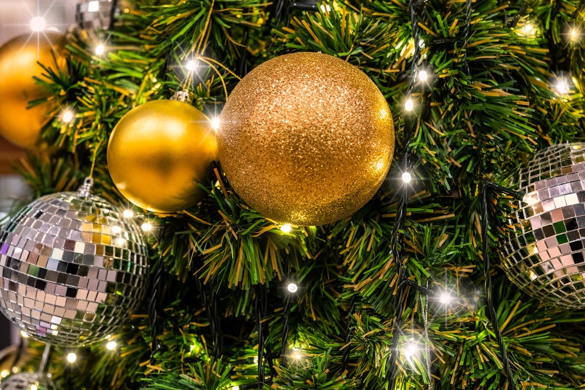 sapin de Noël artificiel décoré