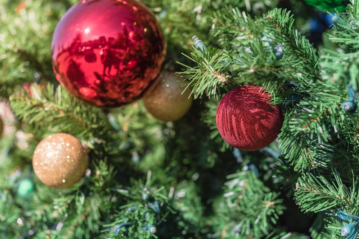 gros plan sapin de Noël artificiel