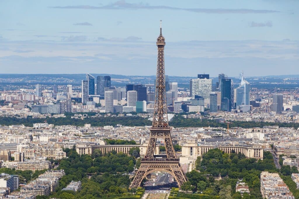 quartier de Paris avec vue sur la tour Eiffel