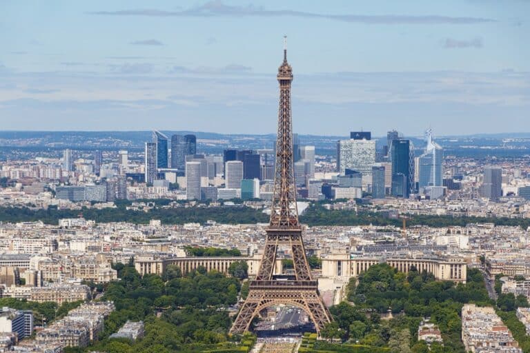 quartier de Paris avec vue sur la tour Eiffel