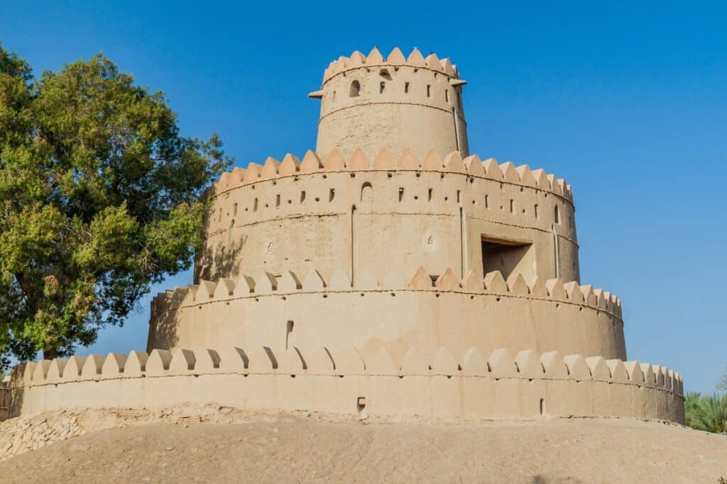 Tour à plusieurs niveaux du fort d'Al Jahili à Al Ain