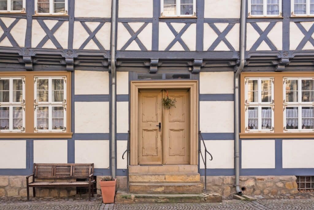 Fachwerkhaus avec étage en encorbellement