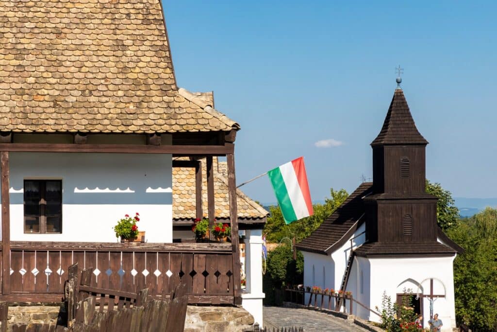 Holloko village et église