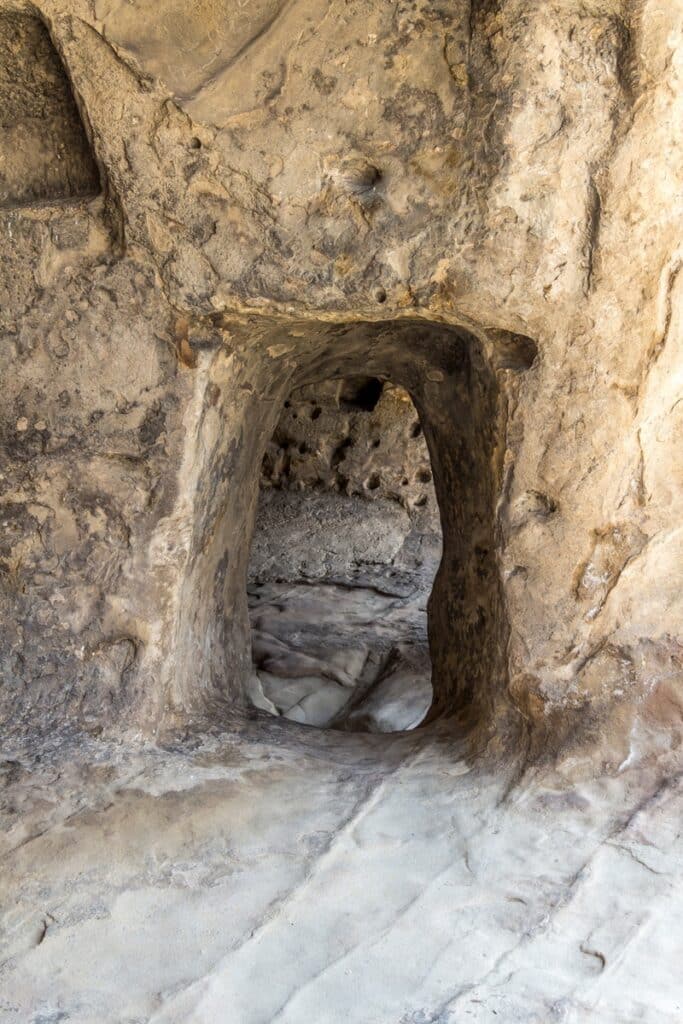 ingtérieur d'une grotte à Uplistsikhé