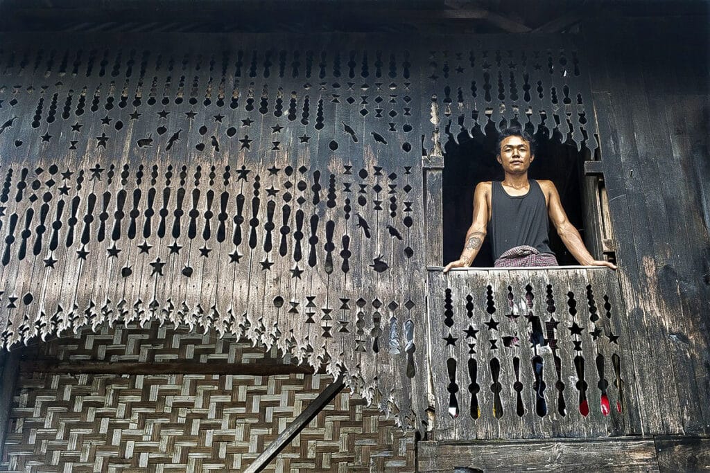façade sculptée ferme birmane en teck