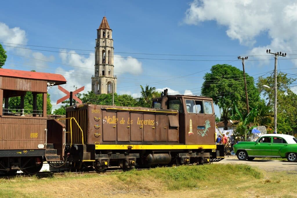 Tour dans la vallée pour surveiller la plantation de sucre et train pour le transport de la canne à sucre maintenant utilisé pour le transport des touristes dans la vallée