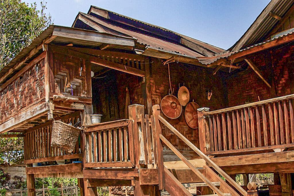 maison shan en teck et toiture de tôle