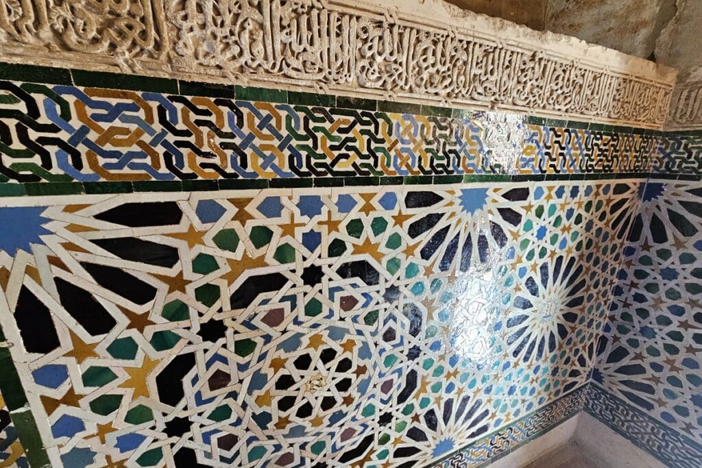 réseaux géométriques répétitifs en zellige sur le bas d'un mur