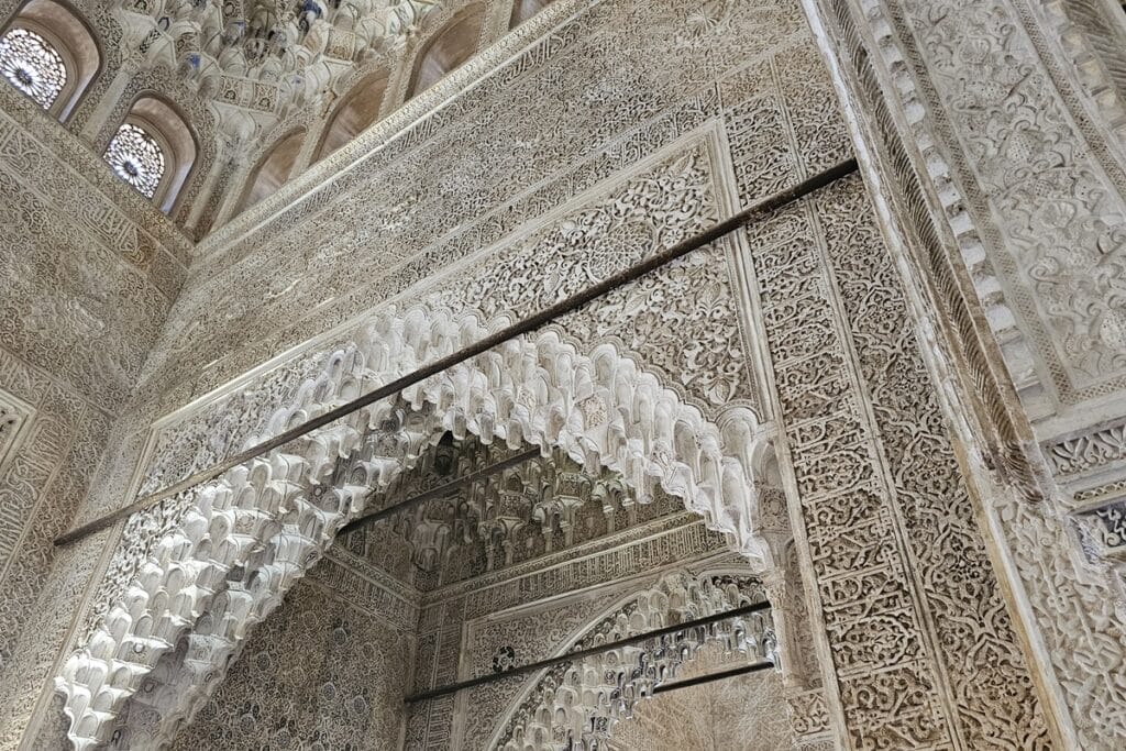 décors végétaux stylisés en stuc finement sculpté