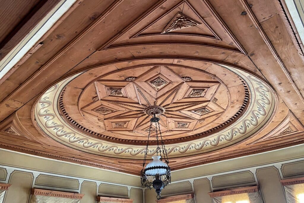 plafond sculpté maison Balabanov à Plovdiv