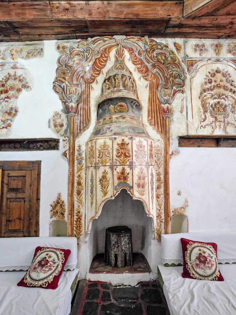 cheminée de la salle de réception de la maison zekate