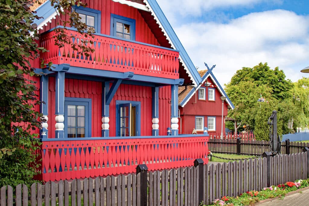 maisons de pêcheurs en bois traditionnelles de la côte lituanienne
