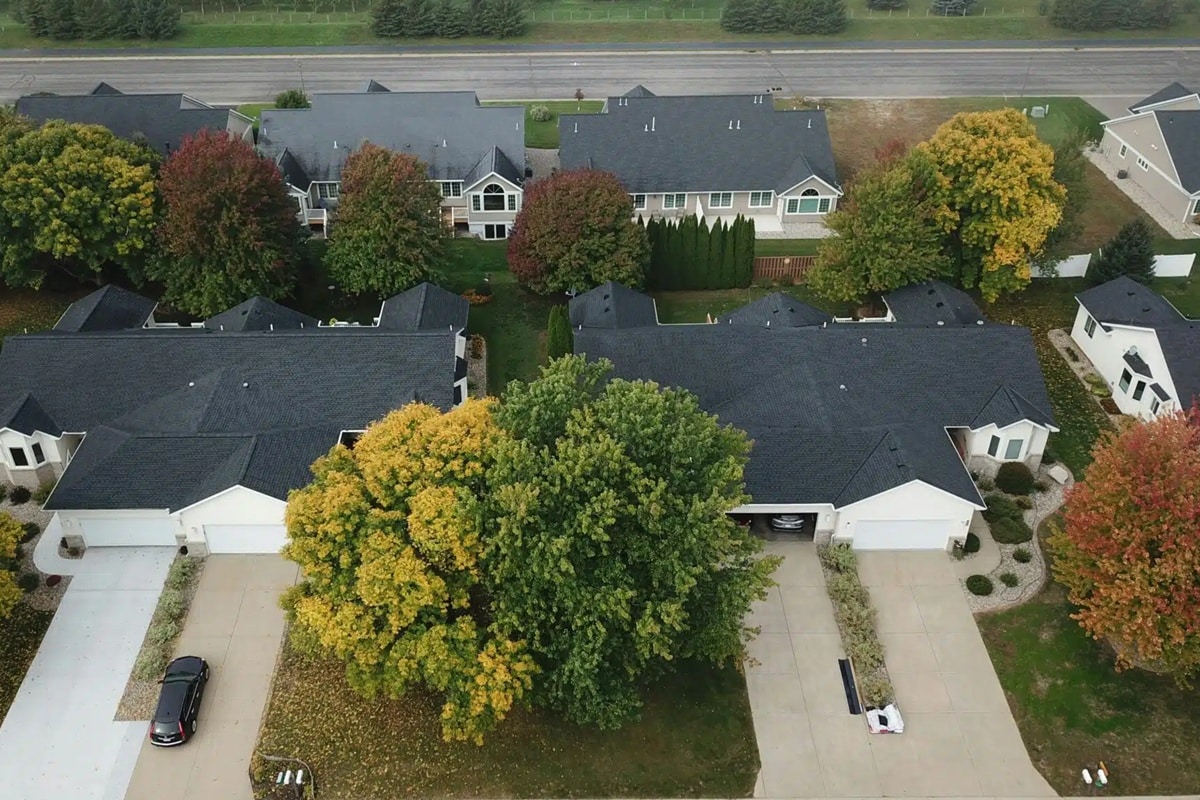 toitures de maison en automne