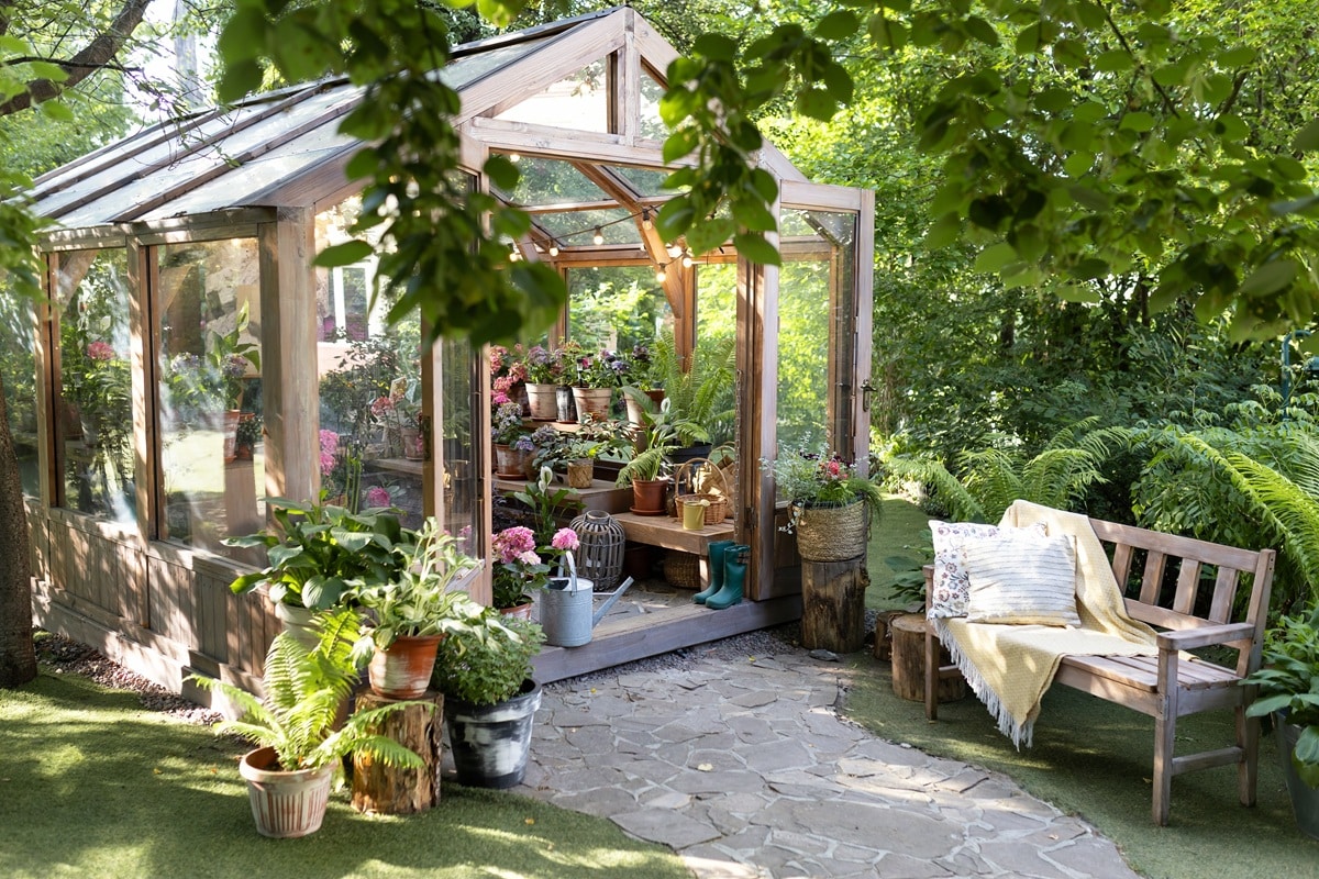 petite serre dans un jardin