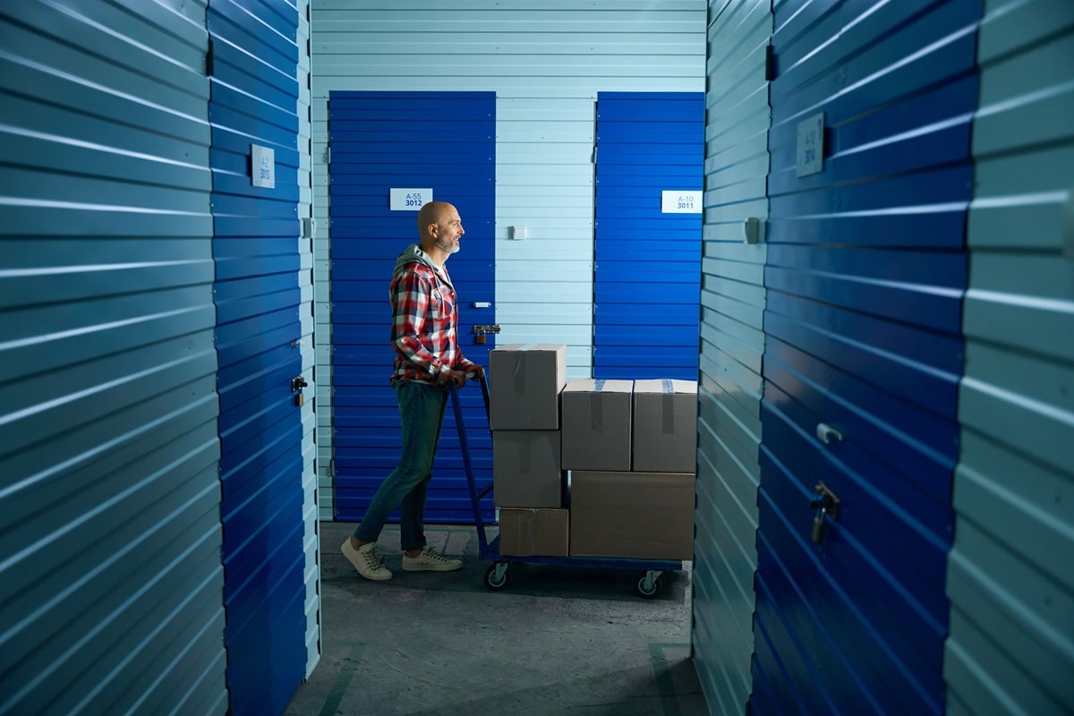 homme dans un box de stockage ou garde meuble