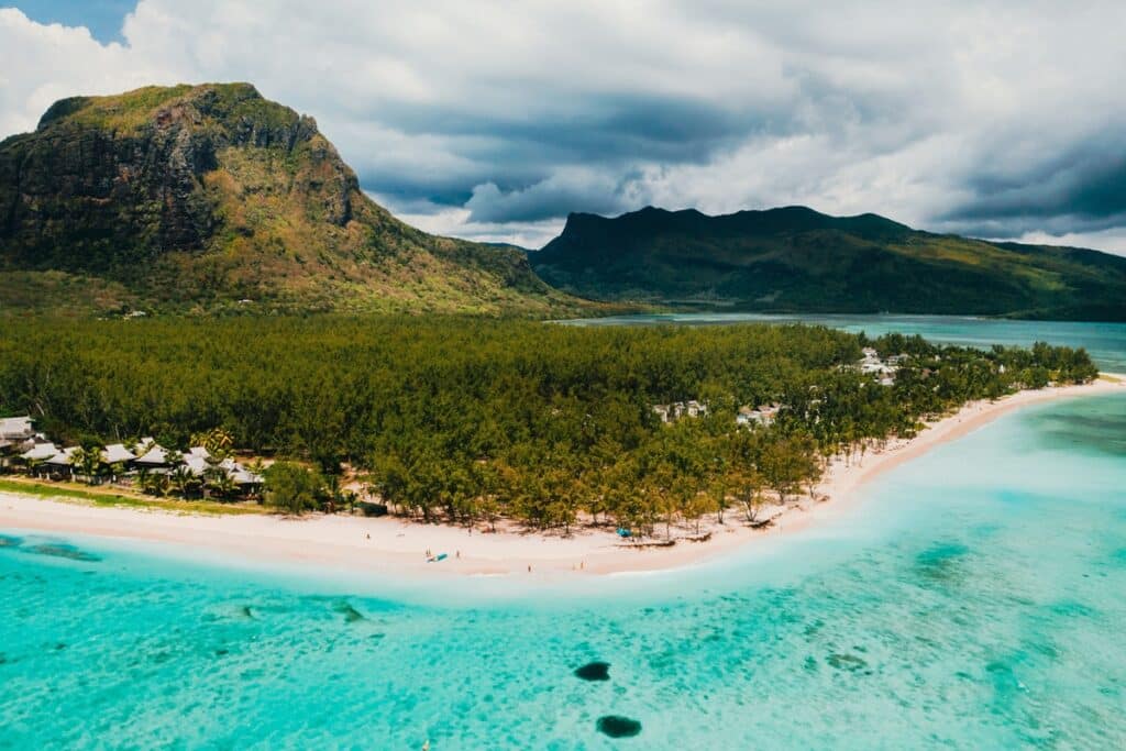 Vue imprenable sur la plage et l'océan près du Morne Brabant. Récif corallien de l'île Maurice