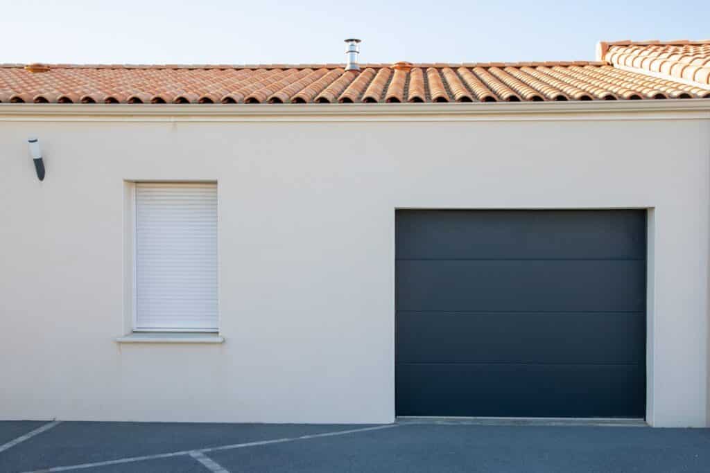 porte de garage sur une maison de plain-pied