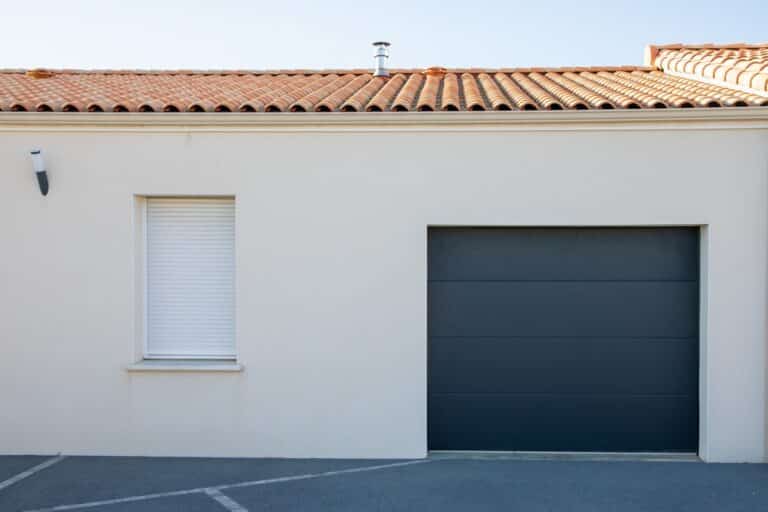 porte de garage sur une maison de plain-pied