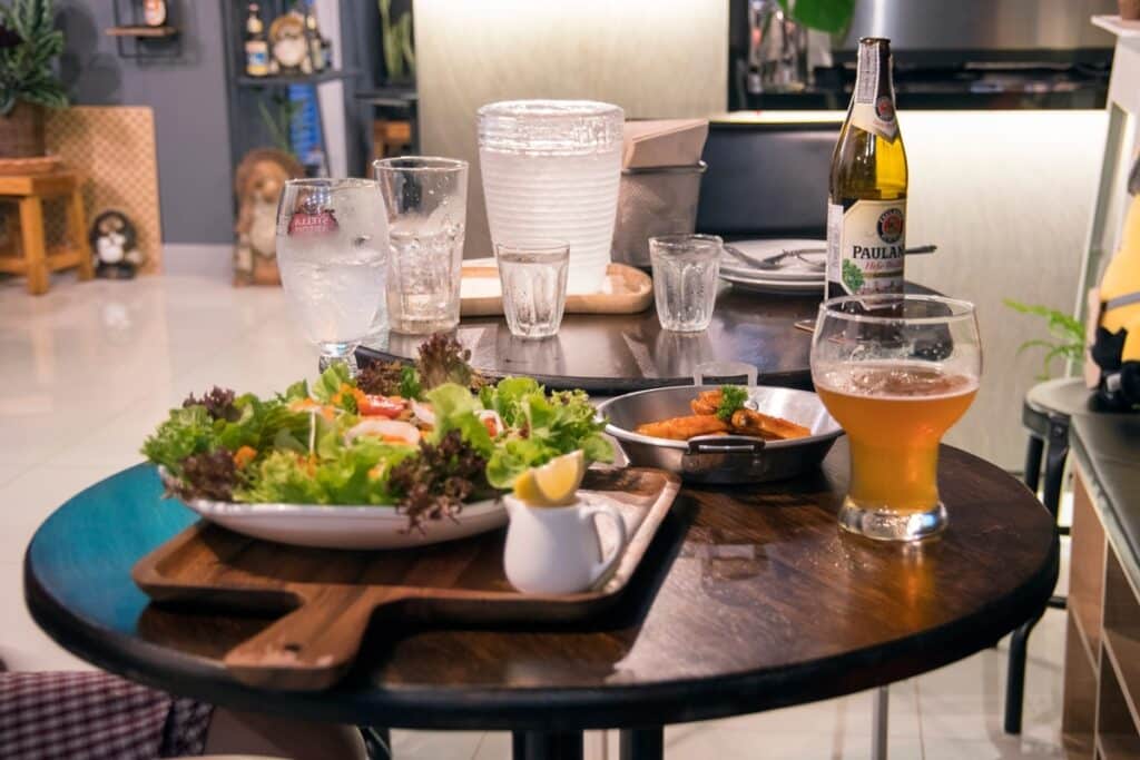 petite table ronde dans une cuisine