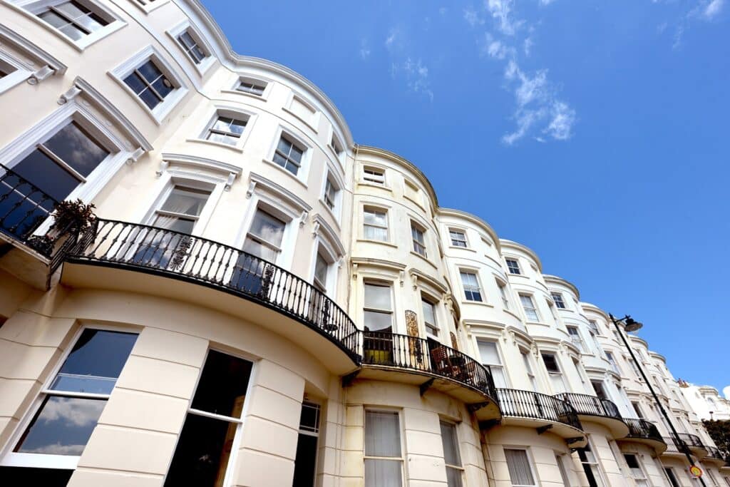 balcons en fer forgé sur des façades Regency