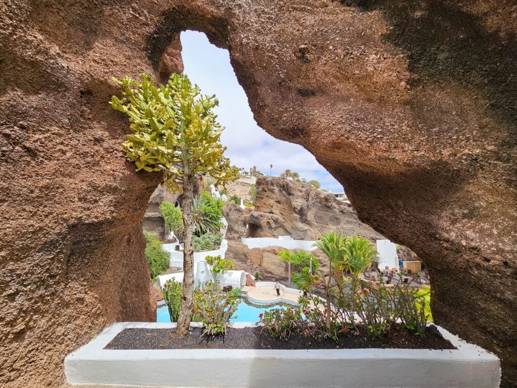 vue à travers la roche volcanique à Lagomar