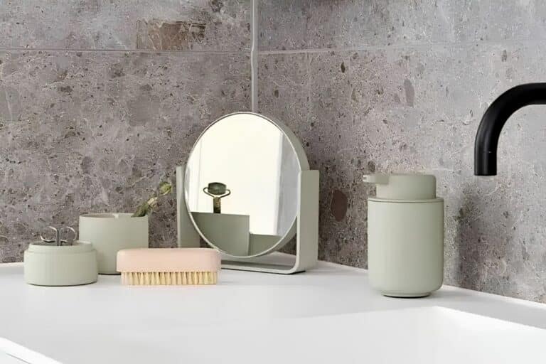 accessoires de salle de bain sur un lavabo