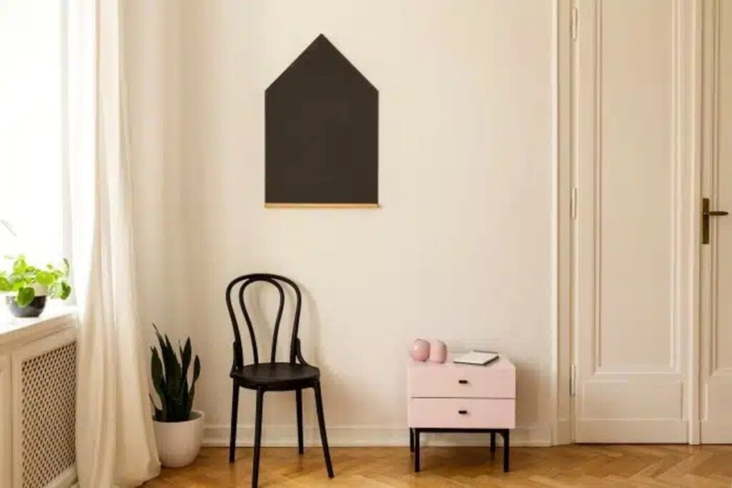 chaise noire au milieu d'une pièce