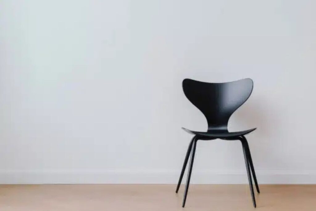 chaise noire moderne