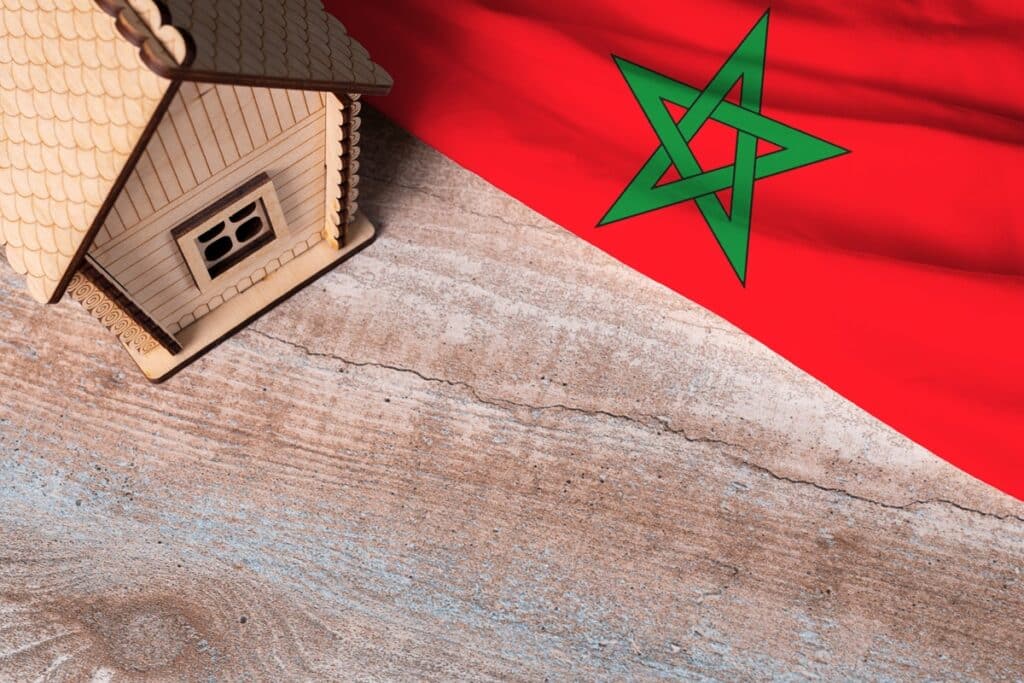 mini maison et drapeau marocain