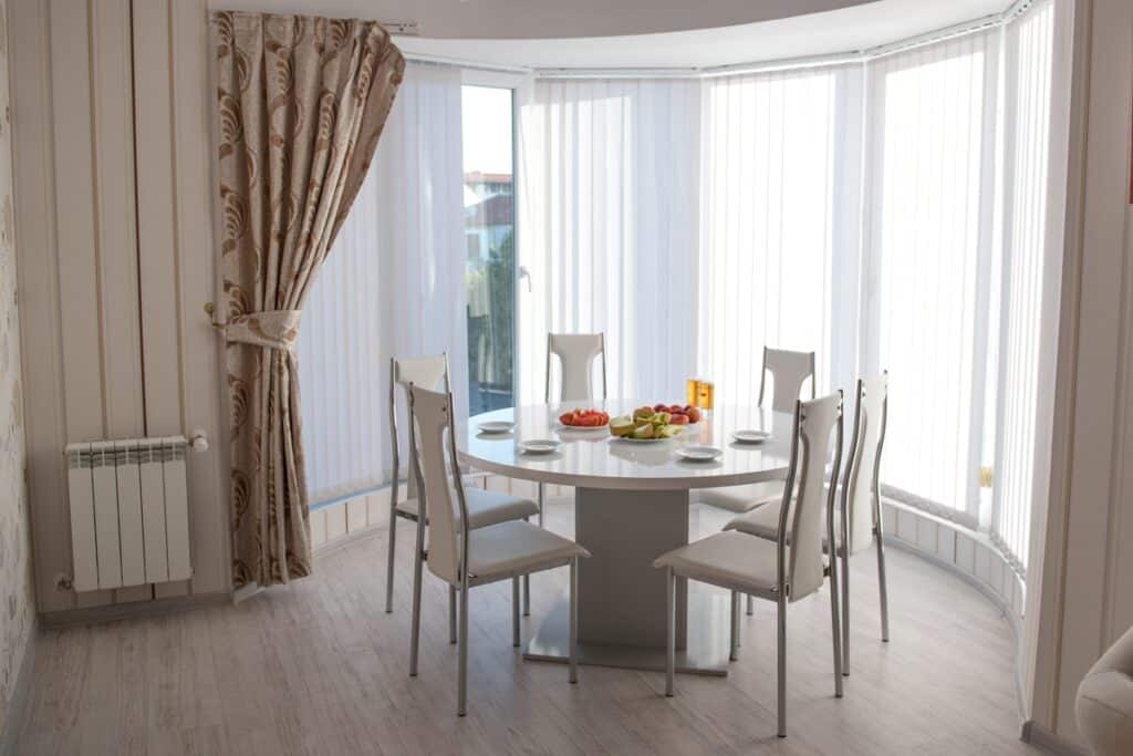 table et chaises à l'intérieur d'un bow window